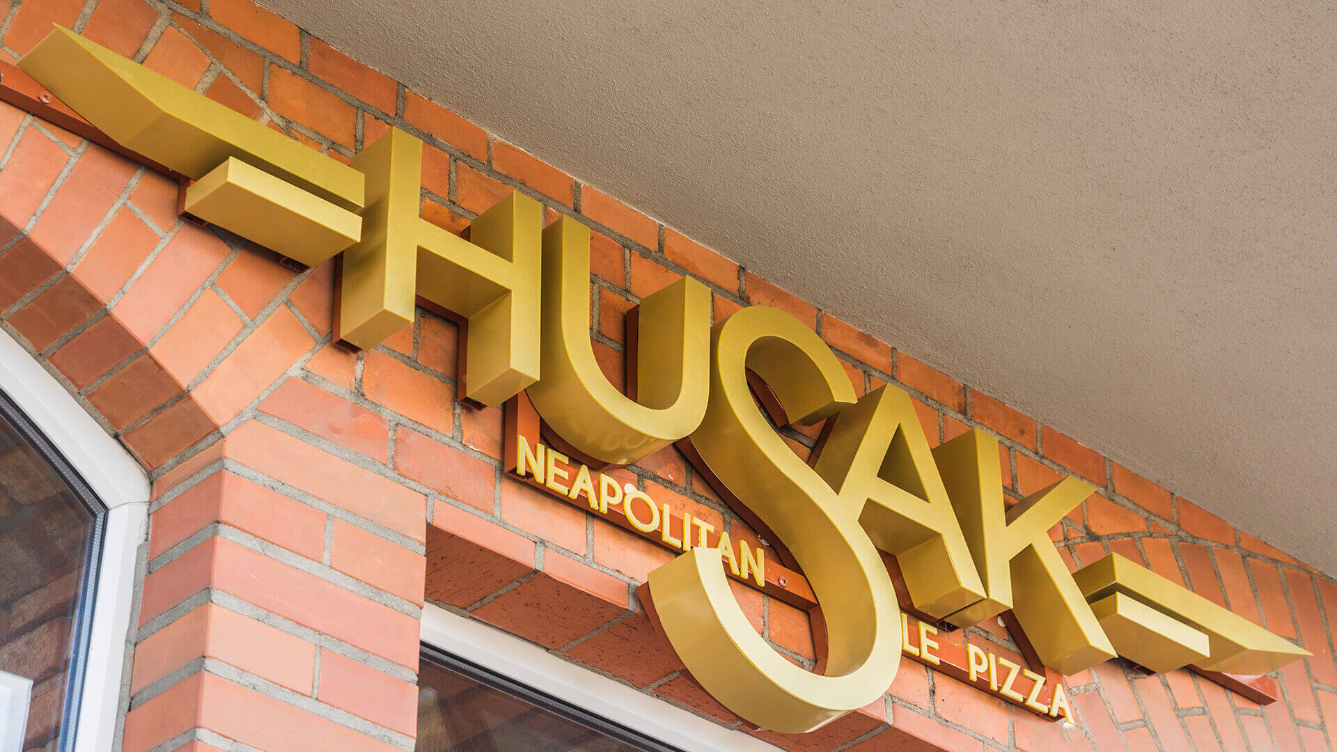 pizzeria husak - husak-pizzeria-zlote-lettere-spaziali-illuminato-piastrelle-lettere-sul-muro-con-cegel-sopra l'ingresso-sopra la superficie-segno-montato-alla-muro-grunwaldzka-gdansk (14)